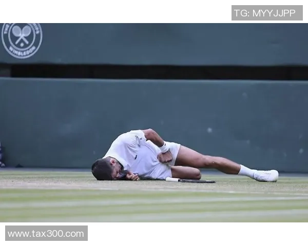 德约科维奇温网赛场上的足球情结与心中的球星追忆 德约科维奇温网赛场上的足球情结与心中的球星追忆