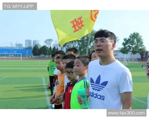 足球巨星俊朗头像闪耀绿茵激情点燃无限青春梦想